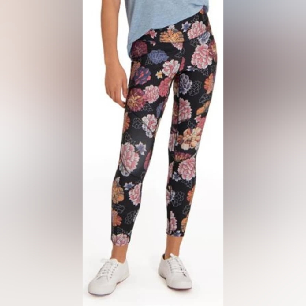 Sherpa Adventure Gear Black Floral Print Leggings. Size Medium.